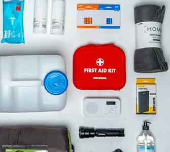 Krisberedskapsprodukter som är lagda på en vit yta.